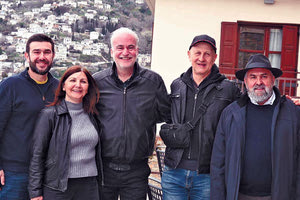 Ο κ. Λαμπράκης (δεξιά) με μέλη της διοίκησης των «Πελαργών»