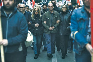 Σχεδόν μία εβδομάδα μετά την επίθεση που δέχτηκε στα Εξάρχεια, ο Γιάνης Βαρουφάκης μαζί με το κόμμα του έδωσε το «παρών» στη μεγάλη συγκέντρωση για το σιδηροδρομικό δυστύχημα