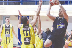 Ο Καμπιτάκης σε προσπάθεια για σουτ από το ματς Εργοτέλης - Αναγέννηση