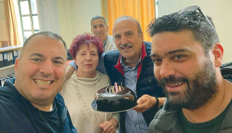 Ο πρόεδρος Νίκος Τζώρτζογλου μαζί με τον αναπληρωτή πρόεδρο Γιώργο-Πλούταρχο Κουτεντάκη και τον αντιπρόεδρο Βαγγέλη Πετούση πήγαν στα γραφεία με μια τούρτα για τα γενέθλιά της ΕΠΣΗ