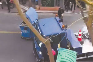 γερανοφόρο όχημα της Ελληνικής Αστυνομίας, που παρέσυρε κάδους επί της οδού Ακαδημίας -όπως φάνηκε σε σχετικό βίντεο-