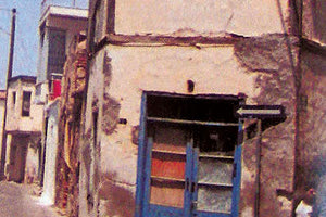 Με μια σειρά από συγκλονιστικές φωτογραφίες που δείχνουν σημαντικά κτήρια να καταρρέουν στην ιστορική Αγία Τριάδα, ο Περιβαλλοντικός Σύλλογος της περιοχής, εκφράζει την πικρία του απέναντι στη δημοτική Αρχή για την πλήρη εγκατάλειψη της περιοχής την οποία έχει καταγγείλει αλλεπάλληλα.