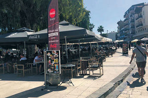 Μπορεί ο Σύλλογος Εστίασης Νομού Ηρακλείου να διεκδικεί πιεστικά να συνεχίσουν να  παραχωρούνται στα μέλη του επιπλέον τετραγωνικά μέτρα κοινόχρηστων χώρων για να απλώνουν τα τραπεζοκαθίσματα τους δωρεάν