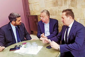 Στο περιθώριο των εκδηλώσεων τιμής και μνήμης στους Ελευθέριο και Σοφοκλή Βενιζέλο χθες στο Ακρωτήρι Χανίων, ο περιφερειάρχης Κρήτης  Σταύρος Αρναουτάκης με τον δήμαρχο Χανίων Παναγιώτη Σημανδηράκη είχαν την ευκαιρία να συναντηθούν και  συζητήσουν με τον αναπληρωτή υπουργό Εσωτερικών Στέλιο Πέτσα τοπικά ζητήματα