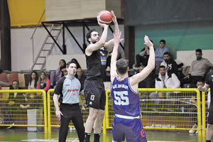 Ο Σπυριδάκης σε μια προσπάθειά του στο χθεσινό ματς της Αναγέννησης