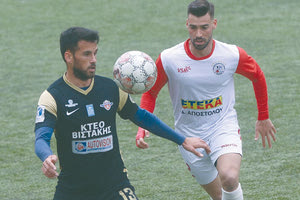 Ο Πατινιώτης (αριστερά) σε στιγμιότυπο από το ματς Αλμυρός-Κερατσίνι