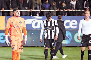 Με σκυμμένα κεφάλια αποχώρησαν οι παίκτες του ΟΦΗ κάτω από τις αποδοκιμασίες του κόσμου