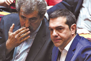 Να παραμείνει ο Παύλος Πολάκης στις εκλογικές λίστες του ΣΥΡΙΖΑ ΠΣ αποφάσισε ομόφωνα η Πολιτική Γραμματεία του κόμματος, στη Σαββατιάτικη συνεδρίαση της. H ανακοίνωση του ΣΥΡΙΖΑ αναφέρει ότι ο Παύλος Πολάκης έδωσε εξηγήσεις για τις πρόσφατες αναρτήσεις του με την επιστολή του και αναγνωρίζει λάθη και αστοχίες... Σημειώνει επίσης o βουλευτής Χανίων ότι επαναβεβαιώνει τον απόλυτο σεβασμό του στις συλλογικές αποφάσεις του ΣΥΡΙΖΑ. Αναλυτικά η ανακοίνωση: «Στη σημερινή της (σ.σ. Σάββατο) συνεδρίαση, η Πολιτική Γραμματεία του ΣΥΡΙΖΑ-ΠΣ αποφάσισε ομόφωνα να μην υπάρξει καμία αλλαγή στις αποφάσεις που έλαβε στη προηγούμενη συνέδριασή της και έχουν ήδη δημοσιοποιηθεί, αναφορικά με την εισήγηση προς την Κεντρική Επιτροπή για τα ψηφοδέλτια του κόμματος. Το όργανο έλαβε υπόψη του την επιστολή που κοινοποίησε ο Παύλος Πολάκης, στην οποία δίνει εξηγήσεις για τις πρόσφατες αναρτήσεις του, αναγνωρίζει λάθη και αστοχίες και επαναβεβαιώνει τον απόλυτο σεβασμό του στις συλλογικές αποφάσεις του ΣΥΡΙΖΑ-ΠΣ. Πυξίδα όλων των στελεχών και υποψηφίων βουλευτών του κόμματος οφείλει να είναι ο σεβασμός στη συλλογική λειτουργία και στις συλλογικά επεξεργασμένες θέσεις. Η δημόσια στάση, οι παρεμβάσεις και δηλώσεις, συμπεριλαμβανομένων των αναρτήσεων στα κοινωνικά δίκτυα, οφείλουν να υπηρετούν τον κοινό στόχο για τη νίκη στις εκλογές και τη πολιτική αλλαγή που έχει ανάγκη ο τόπος». Η τοποθέτηση Τσίπρα Όπως είναι γνωστό, ο Αλέξης Τσίπρας κατά την εισήγησή του στην Πολιτική Γραμματεία του κόμματος είχε μιλήσει για «γενναία αυτοκριτική» του Παύλου Πολάκη αναφερόμενος στην επιστολή που απέστειλε ο πρώην υπουργός στο κομματικό όργανο. Ο κ. Τσίπρας σημείωσε συγκεκριμένα ότι το περιεχόμενο της επιστολής «μας αναγκάζει να επανεκτιμήσουμε και τις αρχικές μας προθέσεις», ανοίγοντας ουσιαστικά τον δρόμο για την επιστροφή του κ. Πολάκη στα ψηφοδέλτια του ΣΥΡΙΖΑ. Στην εισήγησή του ο Αλέξης Τσίπρας είπε, επίσης, ότι ο ΣΥΡΙΖΑ δεν είναι κόμμα διαγραφών και προγραφών συμπληρώνοντας, ωστόσο, ότι «είμαστε κόμμα. Που σημαίνει ότι έχουμε κανόνες και συλλογικές επεξεργασίες. Και κανένας δε μπορεί να βγαίνει έξω από αυτές». «Στο κόμμα μας υπάρχουν όλες οι δικλείδες, οι δημοκρατικές δυνατότητες, οι λειτουργίες, για να μη φιμώνεται κανείς και για κανένα λόγο. Αυτή είναι μια αδιαπραγμάτευτη κατάκτηση του ΣΥΡΙΖΑ. Αλλά δημόσιες κινήσεις που αποκλίνουν από τις συλλογικές μας αποφάσεις και δεσμεύσεις απογοητεύουν και ενισχύουν το μύθο ότι είμαστε μία από τα ίδια» είπε ακόμα «φωτογραφίζοντας» τις κρίσεις που προκάλεσε το τελευταίο διάστημα ο Παύλος Πολάκης. «Σε ένα περιβάλλον, όμως, επικοινωνιακής υπεροπλίας του αντιπάλου οφείλουμε να το επιβεβαιώνουμε αυτό συνεχώς. Ως κόμμα, ως μέλη, και πολύ περισσότερο ως στελέχη του» είπε ακόμα ο Αλέξης Τσίπρας δείχνοντας ότι ζητά δεσμεύσεις από τον Παύλο Πολάκη προκειμένου να επιστρέψει στα ψηφοδέλτια. Αντιδράσεις Μετά την απόφαση της Πολιτικής Γραμματείας του ΣΥΡΙΖΑ- Π.Σ., ΝΔ και ΠΑΣΟΚ καταφέρθηκαν εναντίον του Αλέξη Τσίπρα. Η ΝΔ υποστήριξε ότι για μια ακόμα φορά επιβεβαιώθηκε ότι ο Πολάκης είναι το άλλο πρόσωπο του Τσίπρα. Το ΠΑΣΟΚ από τη πλευρά του σχολίασε το πόσο σύντομα ολοκληρώθηκε η μετριοπαθής στροφή του κ. Τσίπρα…