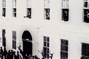 ΦΩΤΟΗΜΕΡΑΣ: Φωτογραφία στα Χανιά από το κτήριο του Διοικητηρίου στις 9 Δεκεμβρίου 1898.Η προκήρυξη του Πρίγκιπα Γεώργιου προς τον κρητικό λαό Περικλής Διαμαντόπουλος & S.J. Feigenbaum.