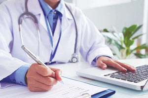 Ο γιατρός εξετάζει ασθενείς στο ιδιωτικό του ιατρείο και στη συνέχεια τούς κλείνει απογευματινό ραντεβού στο δημόσιο νοσοκομείο στο οποίο επίσης εργάζεται, για να τους κάνει ενδοσκόπηση έναντι αμοιβής.