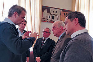 Είχε πολλά ντεσού στην εκδήλωση «Αθλητισμός και Υγεία» που οργανώθηκε το Σάββατο από τους τοπικούς φορείς και το Υφυπουργείο Αθλητισμού. Ήταν όλοι οι κυβερνητικοί παράγοντες, με πρώτο τον Αυγενάκη, φυσικά και ο βουλευτής Μάξιμος Σενετάκης, οι υποψήφιοι Γ. Μηλάκη, Γ. Επιτροπάκης που είναι και γιατροί, αλλά το όνομα που συζητήθηκε ήταν αυτό του έτερου γιατρού και υποψηφίου Γρηγόρη Πασπάτη.