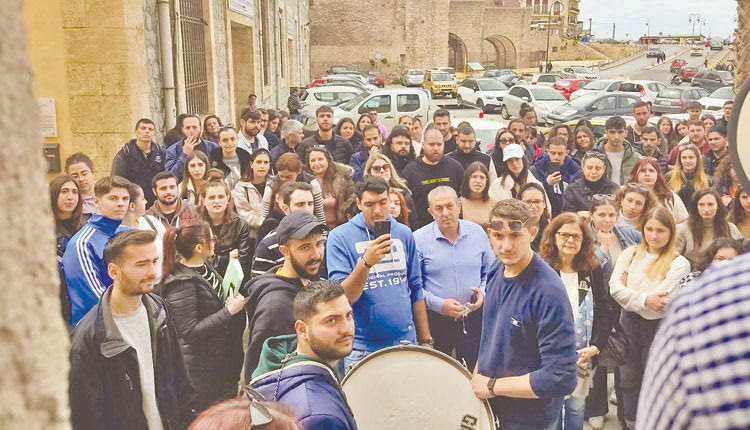 ΣΥΝΕΧΙΖΟΥΝ ΟΙ ΦΟΙΤΗΤΕΣ 