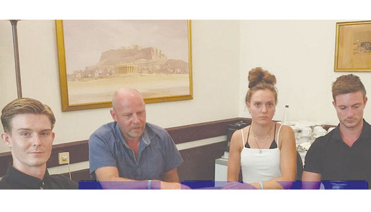 Η οικογένεια που γνώρισε την... άγρια πλευρά της Κρήτης