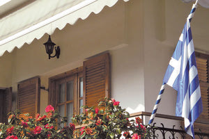 το Εργατικό Κέντρο Ηρακλείου και κτήρια με ιδιαίτερη σημασία, όπως της Βικελαίας Δημοτικής Βιβλιοθήκης, στην «καρδιά» του Ηρακλείου, δεν είχαν αναρτημένη την ελληνική σημαία κατά τον εορτασμό της 25ης Μαρτίου