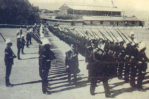 ΦΩΤΟΗΜΕΡΑΣ: Ο Πρίγκιπας Γεώργιος επιθεωρεί τον αγγλικό στρατό στο Ηράκλειο το 1899, δίπλα του διακρίνεται ο διοικητής του Ηρακλείου στρατηγός Hermsaid (φωτογραφία Μπεχαεδδίν).