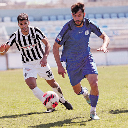  Πιτσόλης (δεξιά) με τον Καραγκούνη σε φάση από το χθεσινό ματς