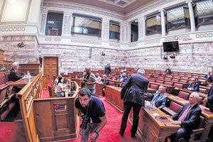 Την ερχόμενη Πέμπτη, οπότε θα έρθει προς συζήτηση και ψήφιση στη Βουλή το «ερανιστικό» νομοσχέδιο με τα μέτρα στήριξης των πληγέντων και των οικογενειών των θυμάτων, ίσως είναι και η τελευταία ευκαιρία για τους πολιτικούς αρχηγούς να διασταυρώσουν μέσα στο Κοινοβούλιο τα ξίφη τους