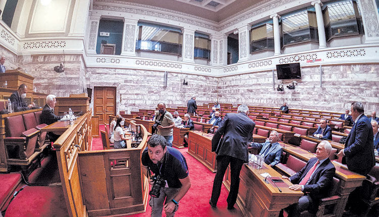 Την ερχόμενη Πέμπτη, οπότε θα έρθει προς συζήτηση και ψήφιση στη Βουλή το «ερανιστικό» νομοσχέδιο με τα μέτρα στήριξης των πληγέντων και των οικογενειών των θυμάτων, ίσως είναι και η τελευταία ευκαιρία για τους πολιτικούς αρχηγούς να διασταυρώσουν μέσα στο Κοινοβούλιο τα ξίφη τους