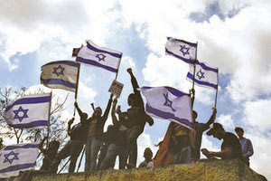 Ενώ ο Νετανιάχου κάνει ένα βήμα πίσω για τη δικαστική αναθεώρηση, το Ισραήλ βράζει