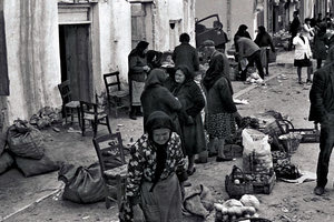 ΦΩΤΟΗΜΕΡΑΣ: Στην Κρήτη πριν 53 χρόνια, Αγία Γαλήνη, υπαίθρια αγορά, 1970. Φωτογράφος Steven de Laet.