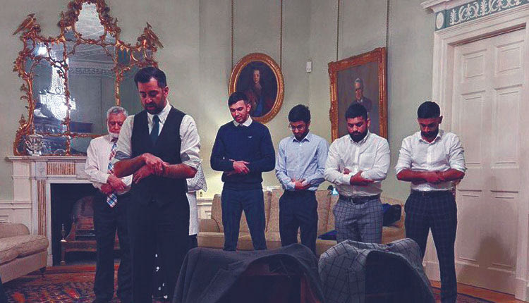 Τι χαρά για τους Σκωτσέζους! Ο Χαμζά Γιουσούφ, ο νέος πρωθυπουργός της Σκωτίας, για πρώτη φορά μουσουλμάνος, μοιράστηκε μαζί με την οικογένειά του τις φωτογραφίες από την προσευχή που έκανε μετά το ΙΦΤΑΡ (βραδινό γεύμα των μουσουλμάνων στο Ραμαζάνι), την πρώτη του μέρα στην πρωθυπουργική κατοικία.