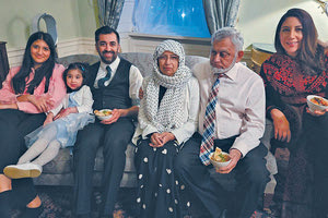 Τι χαρά για τους Σκωτσέζους! Ο Χαμζά Γιουσούφ, ο νέος πρωθυπουργός της Σκωτίας, για πρώτη φορά μουσουλμάνος, μοιράστηκε μαζί με την οικογένειά του τις φωτογραφίες από την προσευχή που έκανε μετά το ΙΦΤΑΡ (βραδινό γεύμα των μουσουλμάνων στο Ραμαζάνι), την πρώτη του μέρα στην πρωθυπουργική κατοικία.