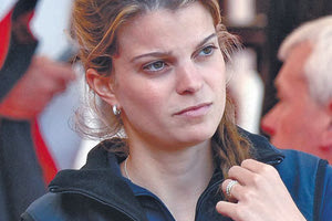 Φαίνεται πως η περιουσία που άφησε ο Έλληνας μεγιστάνας Αριστοτέλης Ωνάσης και πέρασε στη μοναδική απόγονό του, Αθηνά Ωνάση, έχει αρχίσει να εξανεμίζεται τα τελευταία χρόνια.