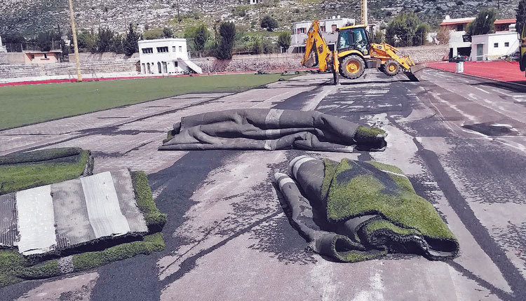 Αλλάζει ο τάπητας στο στάδιο Καλύμνου. Αντε με το καλό και στο δικό μας (στάδιο Ελευθερίας)... Φυσικά και σε αυτά του Αγ. Νικολάου και της Ιεράπετρας. Είναι ακατάλληλα για αγώνες και προχθές στο Παγκρήτιο έγιναν οι σχολικοί τους (μας)