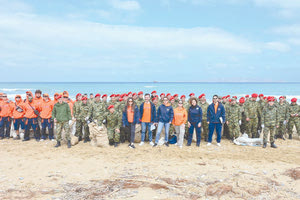 Στην παραλία του Καρτερού, σε λίγες μόλις ώρες, συλλέχθηκαν 848 κιλά απορρίμματα