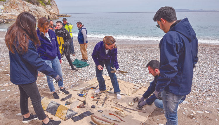 Στην παραλία του Καρτερού, σε λίγες μόλις ώρες, συλλέχθηκαν 848 κιλά απορρίμματα