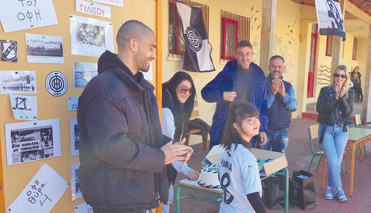 Οι Πραξιτέλης Βούρος, Νίκος Μαρινάκης και Δημήτρης Σωτηρίου επισκέφθηκαν το Δημοτικό Σχολείο Τυλίσου μετά τη χθεσινή προπόνηση του ΟΦΗ.