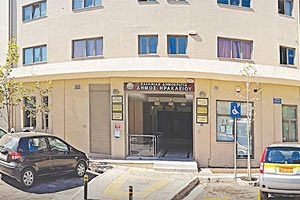 στο ισόγειο του δημοτικού κτηρίου όπου στεγάζεται η πολεοδομία στην πλατεία Δασκαλογιάννη.