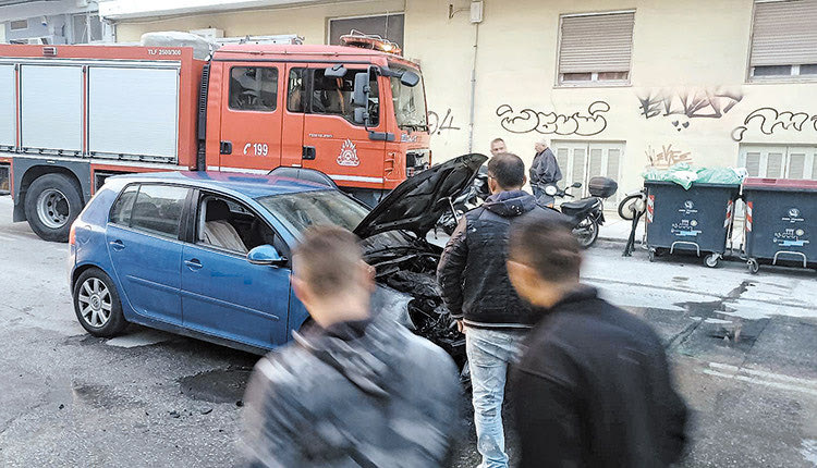 Όχημα “λαμπάδιασε” στη λεωφόρο Γ. Παπανδρέου