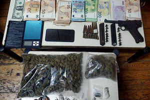σύλληψη για παραβάσεις της Νομοθεσίας περί ναρκωτικών ουσιών και όπλων