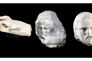 δωρεά των τριών θραυσμάτων του Παρθενώνα