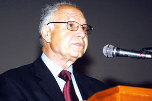 Ο Καθηγητής  Θεοχάρης Δετοράκης