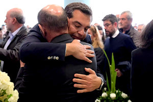 ο Τσίπρας στην κηδεία του Βάιου Βλάχου