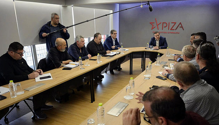 ο Αλέξης Τσίπρας κατά τη χθεσινή συνάντησή του με τα σωματεία εργαζομένων στους σιδηροδρόμους.