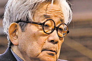 Έφυγε από τη ζωή ο νομπελίστας συγγραφέας Κενζαμπούρο Όε