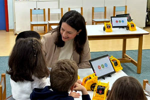 Η κα Κεραμέως με παιδιά του νηπιαγωγείου