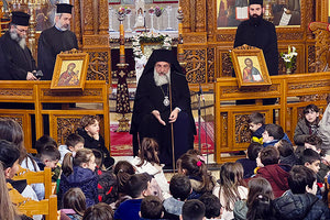 Με τους μικρούς μαθητές ο Αρχιεπίσκοπος Κρήτης