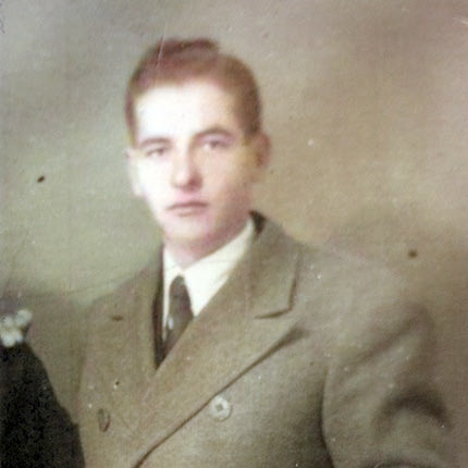 Ο Μιχάλης Παπαδάκης, φίλος του Μιχάλη Ακουμιανάκη, που έμενε στο «Μετόχι του Κωστάκη» κοντά στην Κνωσό. Ήταν ο πρώτος άνθρωπος που συνάντησαν οι Μιχάλης Ακουμιανάκης και Ηλίας Αθανασάκης το πρωινό της 27ης Απριλίου 1944, όταν ήδη είχε γίνει η απαγωγή 