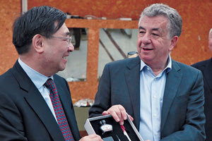 Εντυπωσιασμένος και πολύ ευχαριστημένος έδειχνε από την ξενάγηση και τη φιλοξενία στο Μουσείο Καζαντζάκη στη Μυρτιά ο Κινέζος υπουργός Πολιτισμού, ο πρέσβης της Κίνας στην Ελλάδα και η ακολουθία τους.