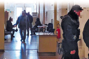 Στο βάθος κάθεται μαυροντυμένος με κουκούλα ο 66χρονος κατηγορούμενος