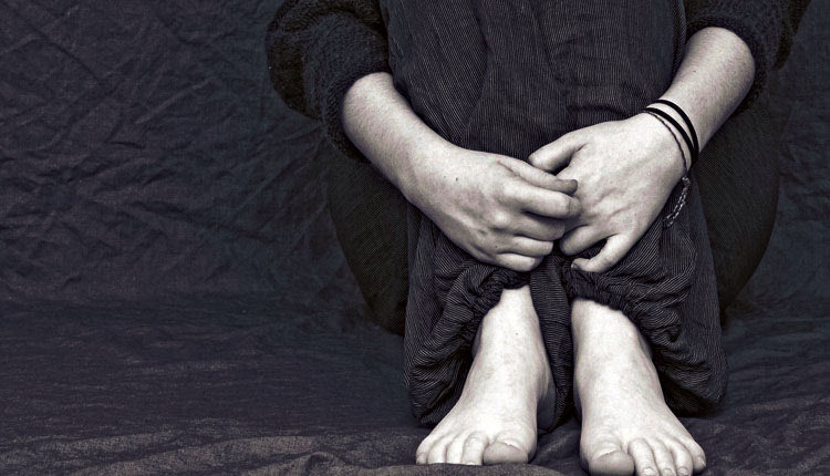 βιασμος κακοποιηση ενδοοικογενειακη βια
