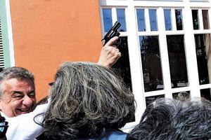 αρναουτακης: Πιστόλι στο χέρι πιάνει μόνο για καλό σκοπό ο Στ. Αρναουτάκης. «Μπαλώταρε» ως συνδιοργανωτής δίδοντας την εκκίνηση, των αγώνων, του επιτυχημένου Run CREECE, όπως και οι άλλοι θεσμικοί συνδιοργανωτές Σ. Σακοράφα, πρόεδρος ΣΕΓΑΣ, και ο δημαρχος Β. Λαμπρινός.