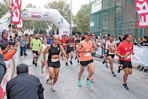 Το να έχει εγκλωβιστεί κάποιος με την οικογένειά του εντός των τειχών του Ηρακλείου μέσα στο αυτοκίνητό του και να παίρνει τηλέφωνο την Τροχαία αναζητώντας διέξοδο και να εισπράττει χαμόγελα και ειρωνεία δεν είναι και το καλύτερο πράγμα.