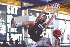 Ο Μηλαθιανάκης του Εργοτέλη σ’ ένα κάρφωμα στο χθεσινό ματς με το Κορωπί