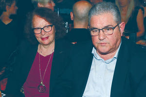 Μια σπάνια βραδινή έξοδος για τον γγ του ΚΚΕ Δημήτρη Κουτσούμπα με τη σύζυγό του Αναστασία Κοντογιάννη, το Σάββατο.