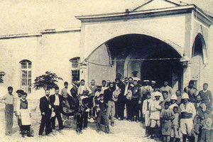 ΦΩΤΟΗΜΕΡΑΣ: Η άφιξη του ταχυδρόμου στην Ιεράπετρα το 1906 (φωτογραφία Μπεχαεδδίν).